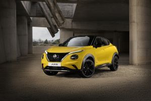JUKE MC 2024 - Exterior _ iconic yellow body color - N-Sport - front side view Image-source.jpg